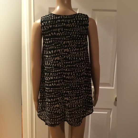 Lily Morgan Black and Beige Top with Silver Hardware - Picture 2 of 7